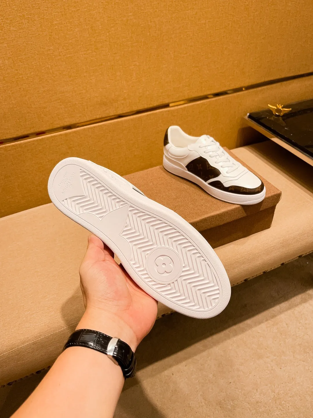Men's shoes💰 400💰[LV]🔥Louis Vuitton, high-end men's shoes brand, official website 1:1 latest masterpiece: the upper is made of Italian imported first-layer cowhide with a comfortable and breathable lining➕original non-slip and wear-resistant outsole🔥, making walking more convenient and comfortable! An exclusive new model, a stunning work, a beautiful 1:1 replica [color] compared to the official quality! Create a fashionable personality to set off your uniqueness! A must-have for trendy men! Classic🔥Size: 38-44 Color: 🔥Multiple colors available🔥